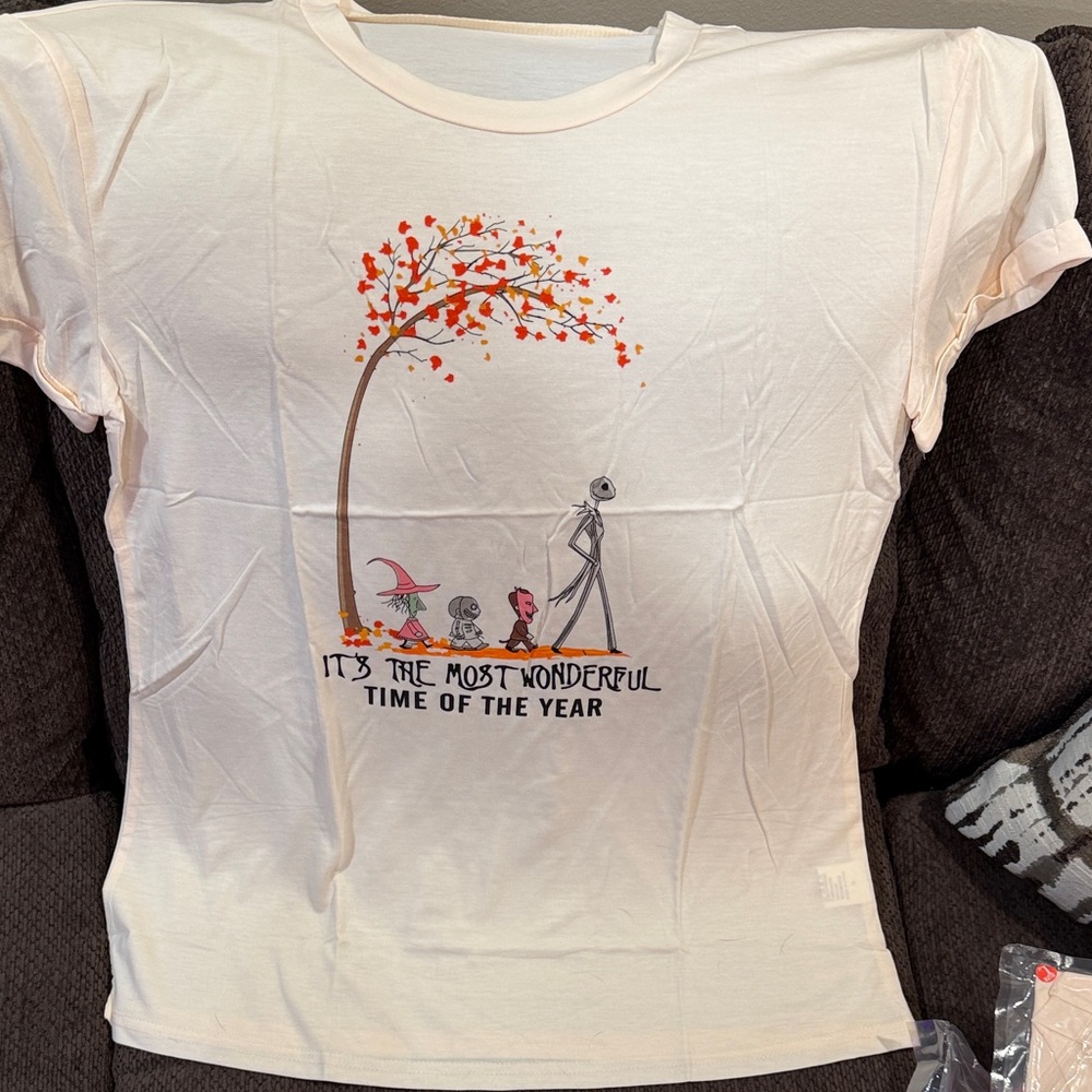 Amazon White Short Sleeve Tee with Autumn Design